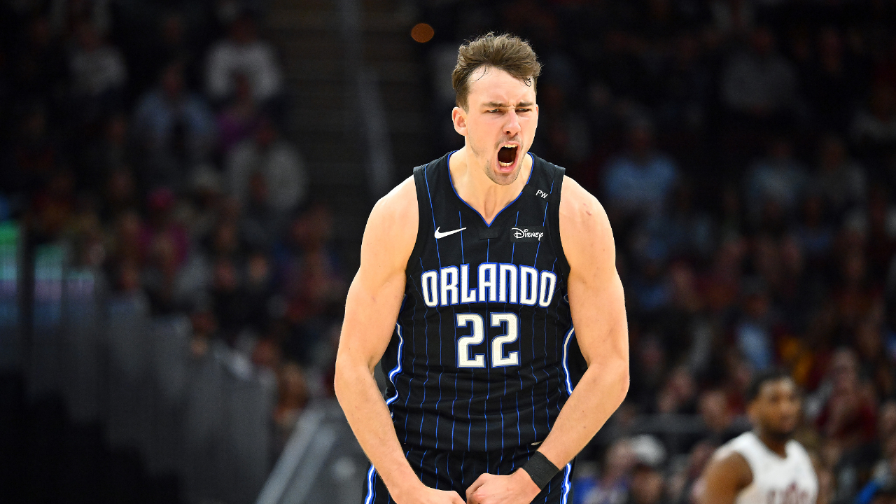 包含NBA常规赛冲刺阶段走向成谜，曼联状态回暖，质疑声四起，控场能力成焦点的词条